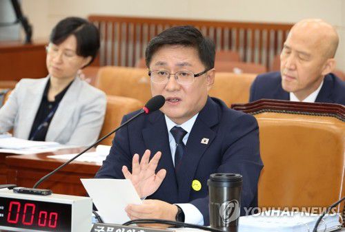 답변하는 김성환 환경부 장관 후보자(서울=연합뉴스) 김주성 기자 = 김성환 환경부 장관 후보자가 15일 서울 여의도 국회 환경노동위원회에서 열린 인사청문회에서 위원 질의에 답하고 있다. 2025.7.15 utzza@yna.co.kr