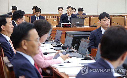 의원질의 답변하는 임광현 국세청장 후보자(서울=연합뉴스) 류영석 기자 = 임광현 국세청장 후보자가 15일 서울 여의도 국회 기획재정위원회에서 열린 인사청문회에서 의원 질의에 답변하고 있다. 2025.7.15 ondol@yna.co.kr