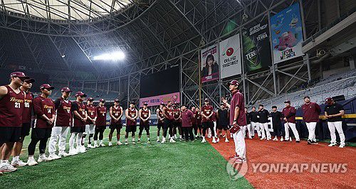 인사말 하는 설종진 키움 감독대행(서울=연합뉴스) 김인철 기자 = 설종진 키움 히어로즈 감독대행이 15일 서울 구로구 고척스카이돔에서 선수단과 훈련에 앞서 첫 인사를 하고 있다. 2025.7.15 yatoya@yna.co.kr