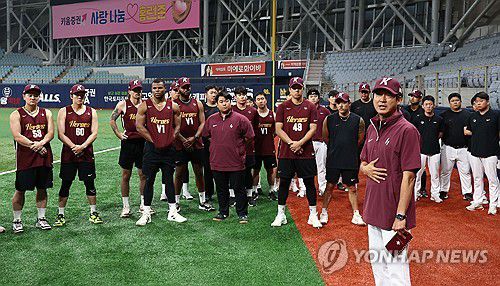 선수단과 첫 인사하는 설종진 키움 감독대행(서울=연합뉴스) 김인철 기자 = 설종진 키움 히어로즈 감독대행이 15일 서울 구로구 고척스카이돔에서 선수단과 훈련에 앞서 첫 인사를 하고 있다. 2025.7.15 yatoya@yna.co.kr