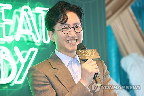 인사말 하는 신춘수 대표(서울=연합뉴스) 강민지 기자 = 신춘수 오디컴퍼니 대표가 15일 서울 서초구 솔빛섬 무드서울에서 열린 뮤지컬 '위대한 개츠비' 서울 론칭 쇼케이스 '퍼스트 룩(FIRST LOOK)'에서 인사말을 하고 있다. 2025.7.15 mjkang@yna.co.kr