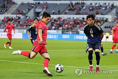 패스 시도하는 이동경(용인=연합뉴스) 서대연 기자 = 15일 경기도 용인미르스타디움에서 열린 2025년 동아시아축구연맹(EAFF) E-1 챔피언십(동아시안컵) 남자부 최종 3차전 한국과 일본의 경기. 한국 이동경이 패스를 하고 있다. 2025.7.15 dwise@yna.co.kr