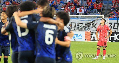 실점 아쉬운 한국(용인=연합뉴스) 최재구 기자 = 15일 경기도 용인미르스타디움에서 열린 2025년 동아시아축구연맹(EAFF) E-1 챔피언십(동아시안컵) 남자부 최종 3차전 한국과 일본의 경기 전반전. 일본 저메인 료의 선취골에 이동경이 아쉬워하고 있다. 2025.7.15 jjaeck9@yna.co.kr