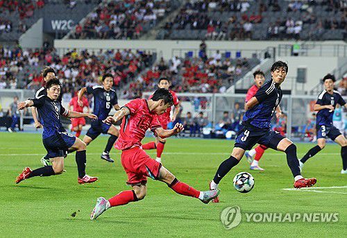 김문환 '슛!'(용인=연합뉴스) 서대연 기자 = 15일 경기도 용인미르스타디움에서 열린 2025년 동아시아축구연맹(EAFF) E-1 챔피언십(동아시안컵) 남자부 최종 3차전 한국과 일본의 경기.      한국 김문환이 슛을 시도하고 있다. 2025.7.15 dwise@yna.co.kr