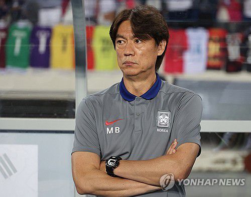 굳은 표정의 홍명보 감독(용인=연합뉴스) 최재구 기자 = 15일 경기도 용인미르스타디움에서 열린 2025년 동아시아축구연맹(EAFF) E-1 챔피언십(동아시안컵) 남자부 최종 3차전 한국과 일본의 경기에서 패배한 한국 대표팀의 홍명보 감독이 굳은 표정으로 앉아 있다. 2025.7.15 jjaeck9@yna.co.kr