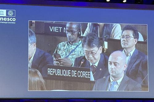 최응천 국가유산청장    (파리=연합뉴스) 김예나 기자 = 15일(현지시간) 프랑스 파리 유네스코 본부에서 열린 제47차 세계유산위원회에서 최응천 국가유산청장(가운데)이 내년도 위원회 개최 확정 발표 이후 소감을 말하고 있다. 2025.7.15     yes@yna.co.kr