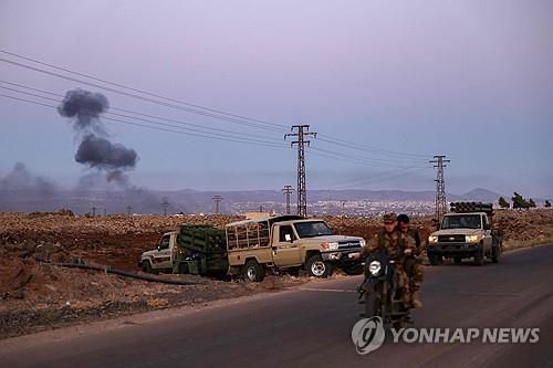 14일(현지시간) 이스라엘군 공습으로 연기 피어오르는 시리아 남부 스웨이다시 인근[AFP=연합뉴스]