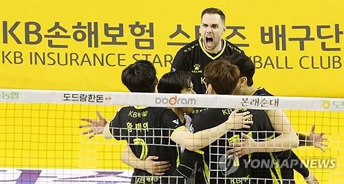 KB손해보험과 재계약한 외국인 거포 비예나(중앙)[한국배구연맹 제공. 재판매 및 DB 금지]