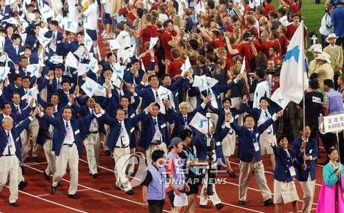 대구 U대회 개막식 때 남북 선수단의 공동입장 장면대구 월드컵경기장에서 열린 대구 U대회 개막식에 남북 선수단이 한반도기를 들고 공동 입장하고 있다.  (대구=연합뉴스) yang@yna.co.kr [연합뉴스 자료 사진]