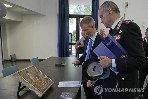 반환된 폼페이 모자이크(폼페이 AP=연합뉴스) 15일(현지시간) 이탈리아 폼페이 고고학공원에서 고대 로마 시대 모자이크 반환식이 열린 가운데 가브리엘 추흐트리겔 소장(왼쪽)과 로마 카라비니에리 문화유산 보호 부대(TPC)의 프란체스코 가르가로 사령관이 작품을 감상하고 있다. 2025.07.15 photo@yna.co.kr