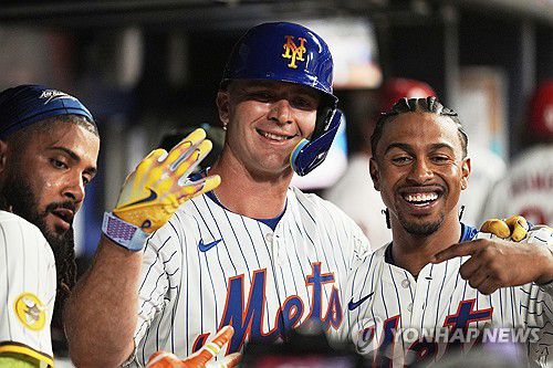 홈런 친 피트 알론소(가운데)[AP=연합뉴스]