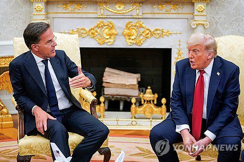 지난 14일 백악관에서 회담하는 도널드 트럼프 미국 대통령(오른쪽)과 마르크 뤼터 나토 사무총장.[로이터=연합뉴스. 재판매 및 DB 금지]