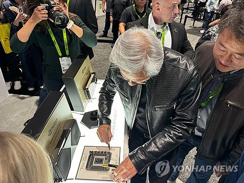 삼성전자 GDDR7에 친필 사인하는 엔비디아 젠슨 황 CEO(새너제이[미 캘리포니아주]=연합뉴스) 김태종 특파원 = 젠슨 황 엔비디아 최고경영자(CEO)가 연례 개발자 콘퍼런스 GTC 2025 넷째 날인 20일(현지시간) 삼성전자 부스를 찾아 그래픽 메모리 GDDR7에 친필 사인을 하고 있다. 2025.3.21 taejong75@yna.co.kr