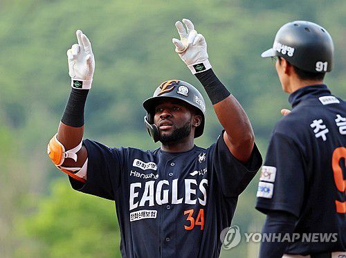 역전 2타점 적시타 친 플로리얼(광주=연합뉴스) 조남수 기자 = 8일 광주기아챔피언스필드에서 열린 프로야구 한화 이글스와 KIA 타이거즈의 경기. 한화 플로리얼이 2회초 1사 만루에서 역전 2타점 적시타를 치고 1루에서 세리머니하고 있다. 2025.6.8 iso64@yna.co.kr