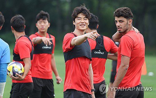 포항서 팀 훈련 나선 기성용(포항=연합뉴스) 윤관식 기자 = 포항 스틸러스에 입단한 기성용이 4일 경북 포항시 포항스틸러스 송라클럽하우스에서 열린 팀 훈련에 참여하고 있다. 2025.7.4 psik@yna.co.kr