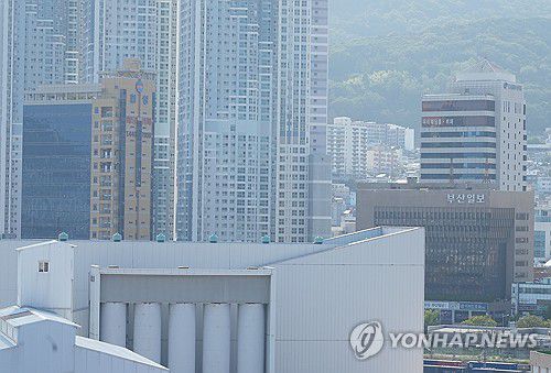 해수부, 청사 위치 부산 동구로(부산=연합뉴스) 박성제 기자 = 해양수산부는 10일 이전 청사로 부산시 동구에 있는 IM빌딩과 협성타워 두 곳을 임차해 사용하기로 결정했다고 밝혔다. 이는 이재명 대통령이 지난달 24일 국무회의에서 해수부의 부산 연내 이전 방안을 마련하라고 지시한 데 따른 후속 조치다. 사진은 해양수산부가 임차하기로 한 오른쪽의 IM빌딩(부산일보 뒤 흰색 건물)과 왼쪽의 협성타워(노란색 건물). 2025.7.10 psj19@yna.co.kr