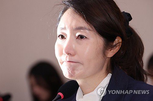 발달장애 자녀 관련 질문에 눈시울 붉어진 강선우 여가부 장관 후보자(서울=연합뉴스) 김주성 기자 = 강선우 여성가족부 장관 후보자가 14일 국회 여성가족위원회에서 열린 인사청문회에서 발달장애 자녀에 대한 질문을 받으며 눈시울을 붉히고 있다. 2025.7.14 utzza@yna.co.kr