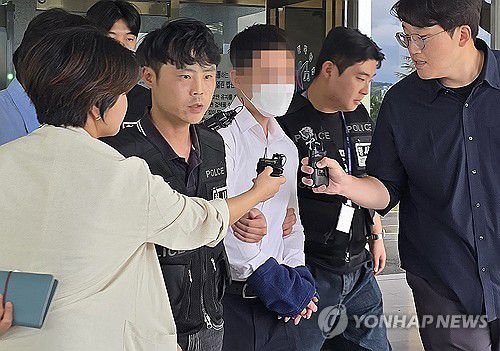 시험기간 학교 무단 침입 묵인한 학교관계자 영장실질심사(안동=연합뉴스) 김선형 기자 = 시험기간 중 학교에 무단 침입한 기간제 교사와 학부모를 묵인한 혐의(주거침입 등)로 구속 영장이 청구된 행정실장이 지난 15일 대구지법 안동지원에서 구속 전 피의자 심문(영장실질심사)을 받은 후 이동하고 있다.     그는 취재진의 질문에 "죄송합니다"라고 말했다. 2025.7.15 sunhyung@yna.co.kr