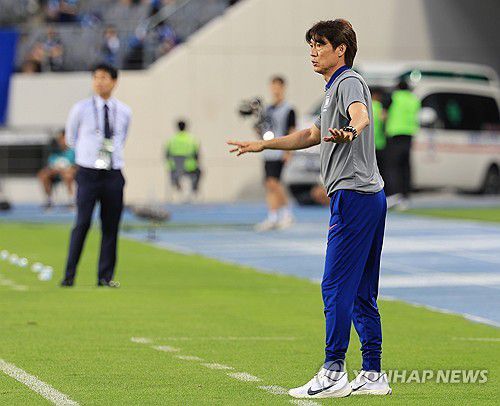 작전 지시하는 홍명보 감독(용인=연합뉴스) 최재구 기자 = 15일 경기도 용인미르스타디움에서 열린 2025년 동아시아축구연맹(EAFF) E-1 챔피언십(동아시안컵) 남자부 최종 3차전 한국과 일본의 경기에서 한국 대표팀의 홍명보 감독이 작전 지시를 하고 있다. 2025.7.15 jjaeck9@yna.co.kr