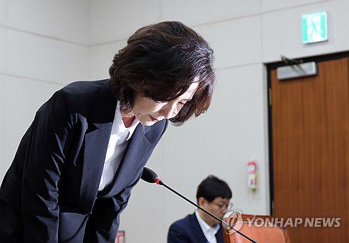 이진숙 후보자의 사과(서울=연합뉴스) 박동주 기자 = 이진숙 사회부총리 겸 교육부 장관 후보자가 16일 서울 여의도 국회 교육위원회에서 열린 인사청문회에서 자녀 조기 유학 등 논란과 관련해 고개숙여 사과하고 있다. 2025.7.16 pdj6635@yna.co.kr