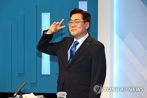 포즈 취하는 박찬대 후보(서울=연합뉴스) 더불어민주당 박찬대 당대표 후보가 16일 서울 목동 SBS 스튜디오에서 열린 더불어민주당 당대표 후보 토론회에 기호 2번 포즈를 취하고 있다. 2025.7.16 [국회사진기자단] photo@yna.co.kr