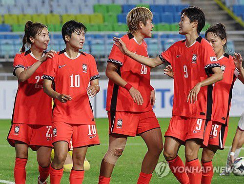 '지소연, 내가 성공시켰어'(수원=연합뉴스) 홍기원 기자 = 16일 수원월드컵경기장에서 열린 2025 동아시아축구연맹(EAFF) E-1 챔피언십(동아시안컵) 여자부 대한민국 대 대만 경기. 한국 지소연이 페널티킥을 성공한 후 동료들과 기쁨을 나누고 있다. 2025.7.16 xanadu@yna.co.kr