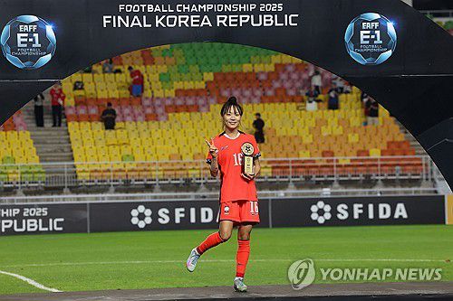 장슬기, MVP 등극(수원=연합뉴스) 홍기원 기자 = 16일 수원월드컵경기장에서 열린 2025 동아시아축구연맹(EAFF) E-1 챔피언십(동아시안컵) 여자부 대한민국 대 대만 경기 종료 후 열린 시상식에서 대회 MVP로 선정된 한국 장슬기가 기념 촬영을 하고 있다. 2025.7.16 xanadu@yna.co.kr