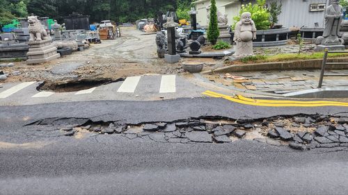 집중호우에 파손된 천안시 목천읍 일대 도로[독자 제공. 재판매 및 DB 금지]