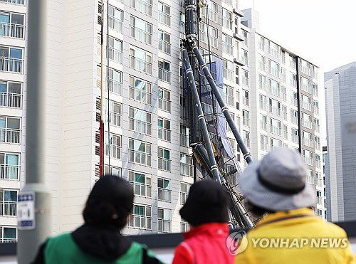 아파트로 넘어진 천공기[연합뉴스 자료사진]