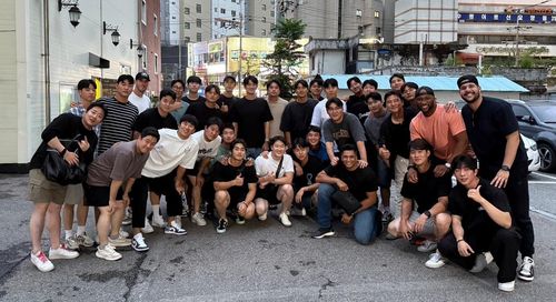 선수단 회식에 참석한 kt wiz 전 외국인 투수 쿠에바스(앞줄 청바지 입은 선수)kt wiz 전 외국인 투수 윌리암 쿠에바스(앞줄 청바지 입은 선수)가 15일 경기도 수원 시내에서 선수단 회식에 참석한 뒤 단체 사진을 찍고 있다. [kt wiz 제공. 재배포 및 DB 금지]