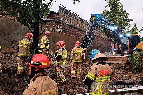 오산 가장교차로 고가도로 옹벽 붕괴[경기도소방재난본부 제공. 재판매 및 DB 금지]
