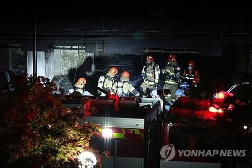 화재 발생한 광명 아파트 인명 검색(광명=연합뉴스) 홍기원 기자 = 17일 주차장에 불이 난 경기도 광명시 소하동 한 아파트에서 소방대원들이 인명 수색을 하고 있다. 2025.7.17