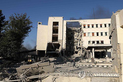 이스라엘군 공습으로 부서진 시리아 국방부·군 본부 건물[AFP=연합뉴스. 재판매 및 DB금지]