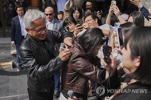 베이징에서 사인해주는 엔비디아 CEO 젠슨 황[AP 연합뉴스 자료사진. 재판매 및 DB 금지]