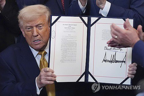 펜타닐 처벌 강화 법안에 서명한 트럼프 미국 대통령(워싱턴 AP=연합뉴스) 도널드 트럼프 미국 대통령이 16일(현지시간) 워싱턴DC 백악관에서 자기가 서명한 펜타닐 처벌 강화 법안을 들어 보이고 있다. 2025.7.16
