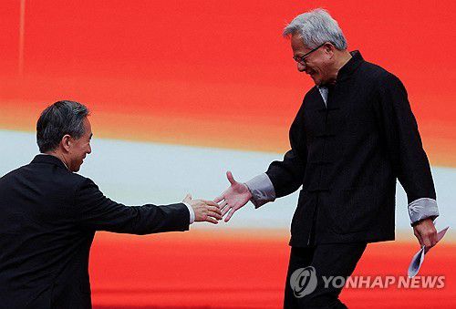 중국 전통의상 입은 젠슨 황(오른쪽)[로이터 연합뉴스 자료사진. 재판매 및 DB 금지]