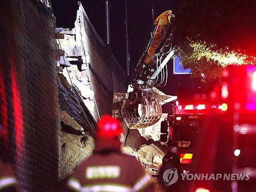 오산 옹벽붕괴 현장(오산=연합뉴스) 권준우 기자 = 16일 오후 경기 오산시 가장동 가장교차로 고가도로의 10ｍ 높이 옹벽이 도로로 무너지며 고가도로 아래 도로를 지나가던 차량을 덮치는 사고가 났다.  사진은 사고 현장에서 흙더미를 파내는 굴착기의 모습. 2025.7.16 stop@yna.co.kr