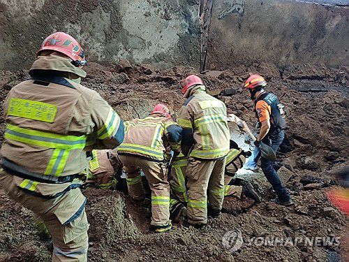 오산 가장교차로 고가도로 옹벽 붕괴(서울=연합뉴스) 16일 오후 경기 오산시 가장교차로 고가도로의 10ｍ 높이 옹벽이 도로로 무너지며 차량 2대를 덮치는 사고가 발생해 소방대원들이 구조작업을 하고 있다. 2025.7.16 [경기도소방재난본부 제공. 재판매 및 DB 금지] photo@yna.co.kr