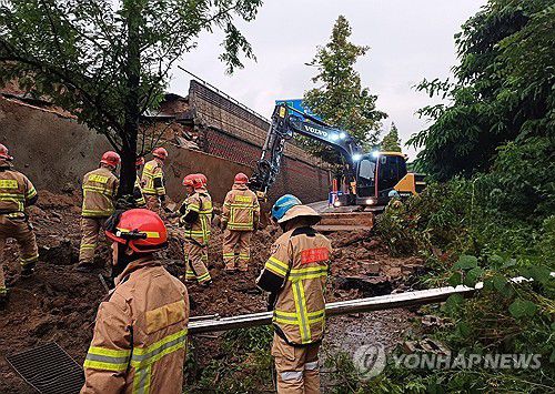 오산 가장교차로 고가도로 옹벽 붕괴(서울=연합뉴스) 16일 오후 경기 오산시 가장교차로 고가도로의 10ｍ 높이 옹벽이 도로로 무너지며 차량 2대를 덮치는 사고가 발생해 소방대원들이 구조작업을 하고 있다. 2025.7.16 [경기도소방재난본부 제공. 재판매 및 DB 금지] photo@yna.co.kr