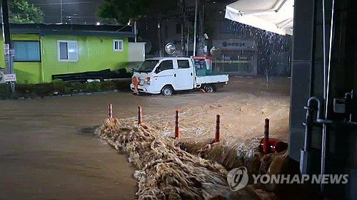 400㎜ 넘는 폭우에 잠겨버린 서산(서산=연합뉴스) 충남 서해안을 중심으로 강한 비가 내린 17일 새벽 충남 서산시 읍내동 도로가 폭우로 잠겨 있다. 2025.7.17 [독자 제공. 재판매 및 DB 금지] coolee@yna.co.kr