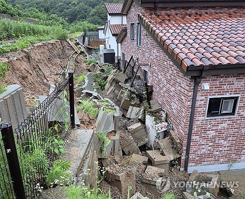 옹벽 무너진 주택(청주=연합뉴스) 이성민 기자 = 17일 오전 5시 56분께 충북 음성군 음성읍의 한 주택 옹벽이 무너져 있다. 2025.7.17 [충북소방본부 제공. 재판매 및 DB 금지] chase_arete@yna.co.kr