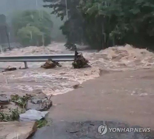 극한호우에 서산 용현계곡 범람(서산=연합뉴스) 충남 전역에 호우특보가 발효된 가운데 17일 충남 서산 운산면 용현계곡이 범람하고 있다. 2025.7.17 [독자 제공. 재판매 및 DB 금지] swan@yna.co.kr