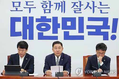 민주당 원내정책조정회의(서울=연합뉴스) 김주성 기자 = 더불어민주당 김병기 당대표 직무대행 겸 원내대표가 17일 서울 여의도 국회에서 열린 정책조정회의에서 발언하고 있다. 2025.7.17 utzza@yna.co.kr