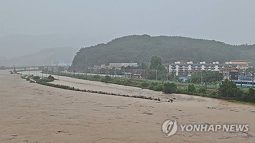 범람 위기 세종시 하천(세종=연합뉴스) 폭우가 쏟아진 17일 오전 세종시 전동면 일대를 흐르는 하천이 범람 위기를 맞고 있다. 세종에는 이날 오전 1시 12분 '호우경보'가 발효됐다. 2025.7.17 [독자 제공. 재판매 및 DB 금지] sw21@yna.co.kr