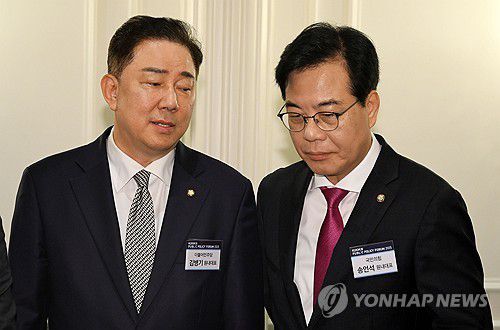 2025 국민공공정책포럼, 김병기-송언석 원내대표 대화(서울=연합뉴스) 국민일보 주최로 17일 서울 여의도 CCMM빌딩 컨벤션홀에서 열린 2025 국민공공정책포럼에서 더불어민주당 김병기 당대표 직무대행 겸 원내대표(왼쪽)와 국민의힘 송언석 비상대책위원장 겸 원내대표가 대화하고 있다. 2025.7.17 [국회사진기자단] photo@yna.co.kr