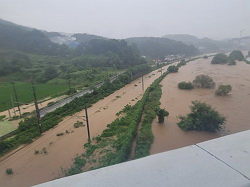 침수된 경부선 세종 전의∼전동 구간(대전=연합뉴스) 밤사이 중부지방을 중심으로 100㎜ 안팎의 폭우가 쏟아지면서 일반 열차 운행이 일부 중단됐다.      17일 한국철도공사(코레일)에 따르면 이날 오전 4시 30분부터 경부선 서울역에서 대전역 간(용산∼서대전 포함) 일반 열차의 운행이 일시 중지됐다. KTX는 전 구간 운행 중이다. 사진은 침수된 경부선 세종 전의∼전동 구간.  2025.7.17  [코레일 제공. 재판매 및 DB 금지] photo@yna.co.kr