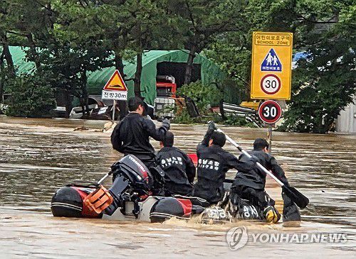 폭우 속 구조 나선 소방대원(당진=연합뉴스) 17일 오전 충남 당진시 용연동에서 소방대원들이 주민을 구조하고 있다. 2025.7.17. [충남소방본부 제공. 재판매 및 DB 금지]