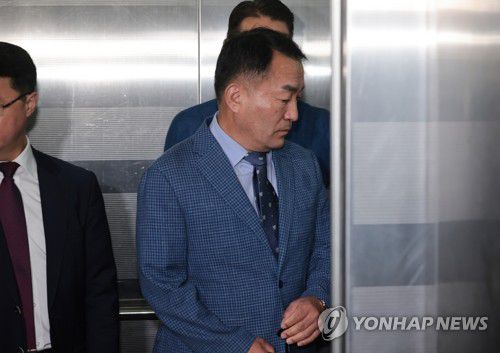 2차 소환조사 출석하는 김계환 전 해병대 사령관(서울=연합뉴스) 김인철 기자 = 김계환 전 해병대 사령관이 채상병 사건 수사방해 의혹 관련 2차 조사를 받기 위해 17일 서울 서초구 순직해병특검 사무실로 향하고 있다. 2025.7.17 yatoya@yna.co.kr