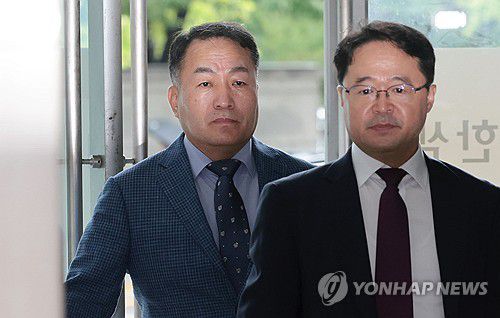 김계환 전 해병대 사령관, 특검 2차 소환 출석(서울=연합뉴스) 김인철 기자 = 김계환 전 해병대 사령관이 채상병 사건 수사방해 의혹 관련 2차 조사를 받기 위해 17일 서울 서초구 순직해병특검 사무실로 향하고 있다. 2025.7.17 yatoya@yna.co.kr