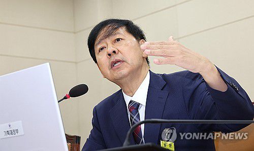 적극적으로 답변하는 구윤철 기재부 장관 후보자(서울=연합뉴스) 김주형 기자 = 구윤철 경제부총리 겸 기획재정부 장관 후보자가 17일 국회 기획재정위원회에서 열린 인사청문회에서 의원 질의에 답변하고 있다. 2025.7.17 kjhpress@yna.co.kr